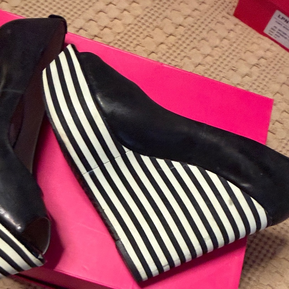 Michael Kors Black and White Striped Accent Leather Pumps (need some cleaning) - Picture 8 of 13